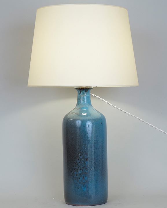 L 377 – Lampe bleue   Haut : 56 cm / 22 in.