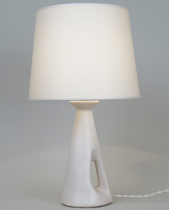 L 504 – Lampe blanche   Haut : 39 cm / 15.4 in.