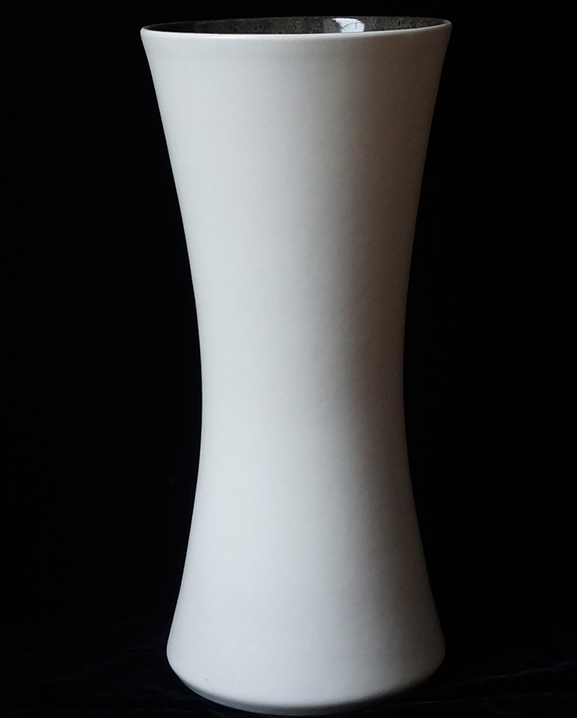 Ob 314 – Vase blanc   Haut : 42 cm / 16.5 in.