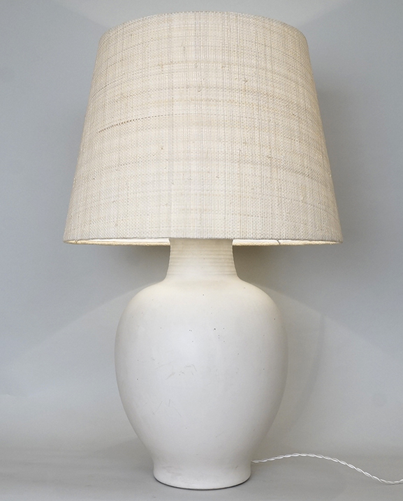 L 661 – Lampe céramique blanche  Haut : 71 cm /  28 in.