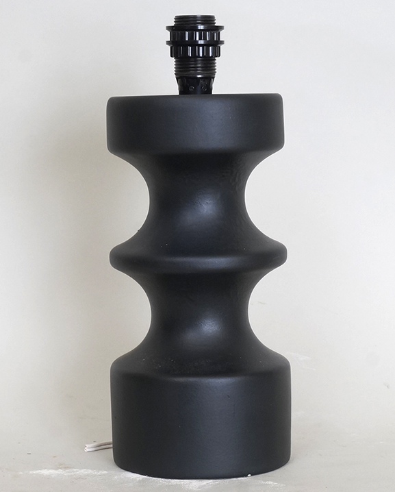 L 683- Lampe céramique noire.  Haut : 24 cm / 9,5 in.