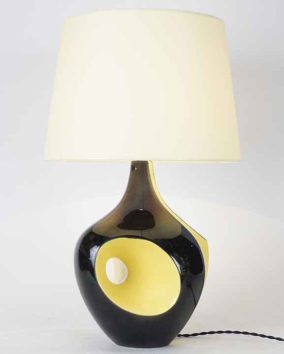 L 462- Lampe noire et jaune.    Haut : 52  cm / 20,5 in.