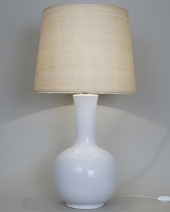 L 714- Lampe blanche.    Haut : 69  cm / 27,2 in.