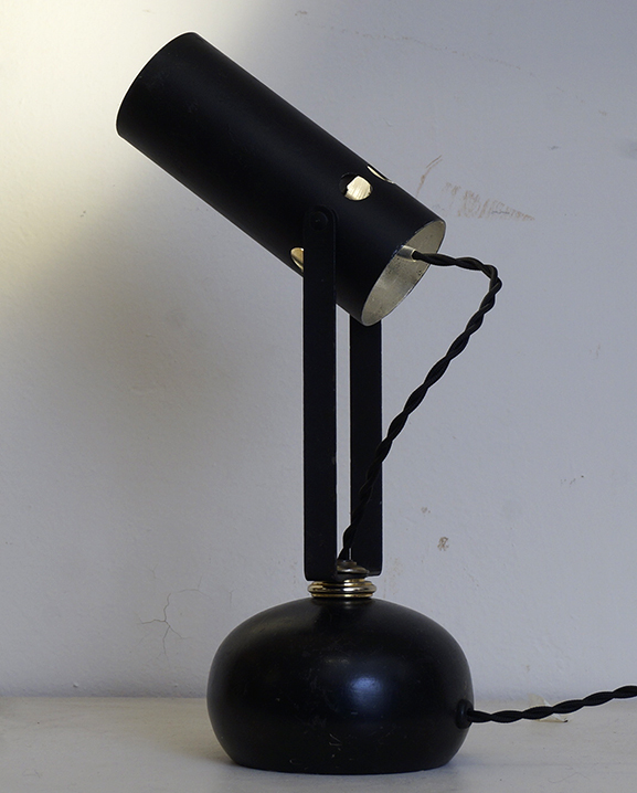 L 724- Lampe métal noir.  Haut : 28 cm / 11 in.