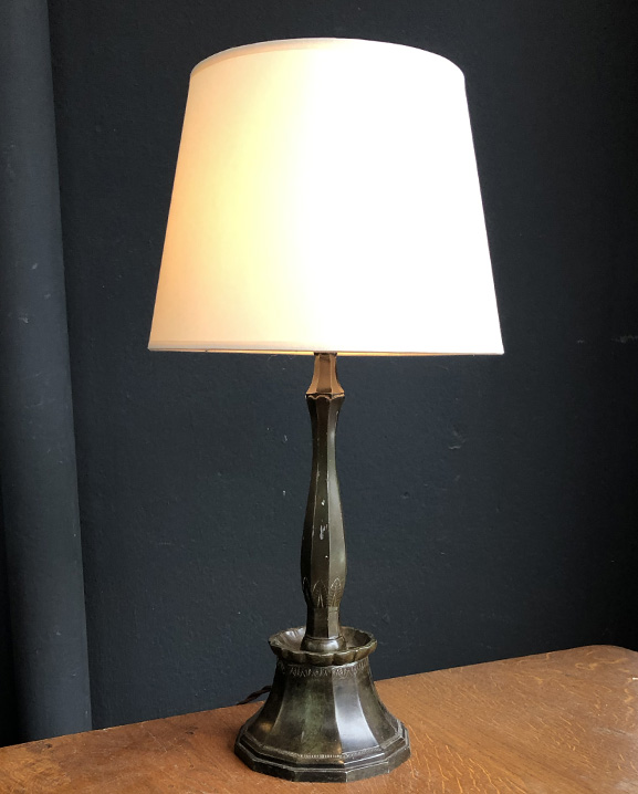 L 735 – Lampe en bronze  Haut : 47 cm