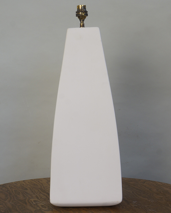 L 750- Lampe blanche.    Haut : 47  cm / 18,5 in.