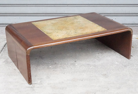 T 050 -Table basse en acajou – plateau en céramique mordorée    L :   97 cm / 37,83  in .