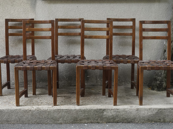 S 159- Série de 6 chaises en chêne garnies de lanières de cuir 20ème 