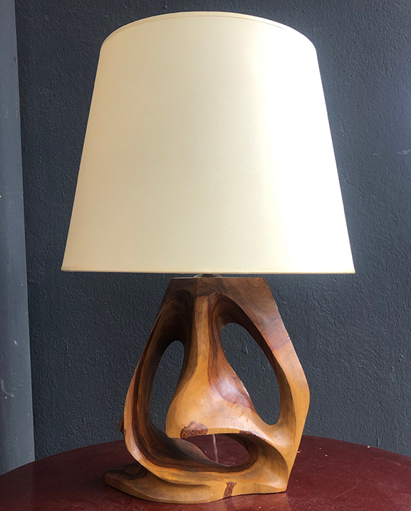 L 841 – Lampe  en olivier    Haut : 61 cm