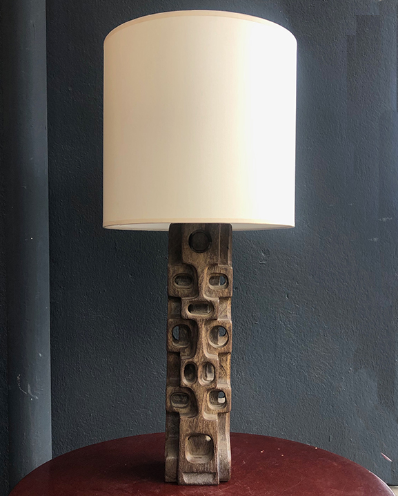 L 842 – Lampe  en bois sculpté    Haut : 72 cm