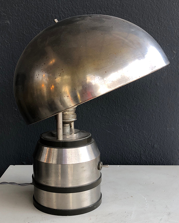 L 844 – Lampe en métal moderniste     Haut : 35 cm