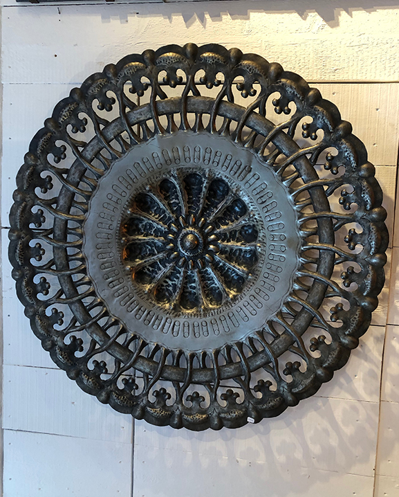 Grand plateau en fer repoussé    Diam : 90 cm